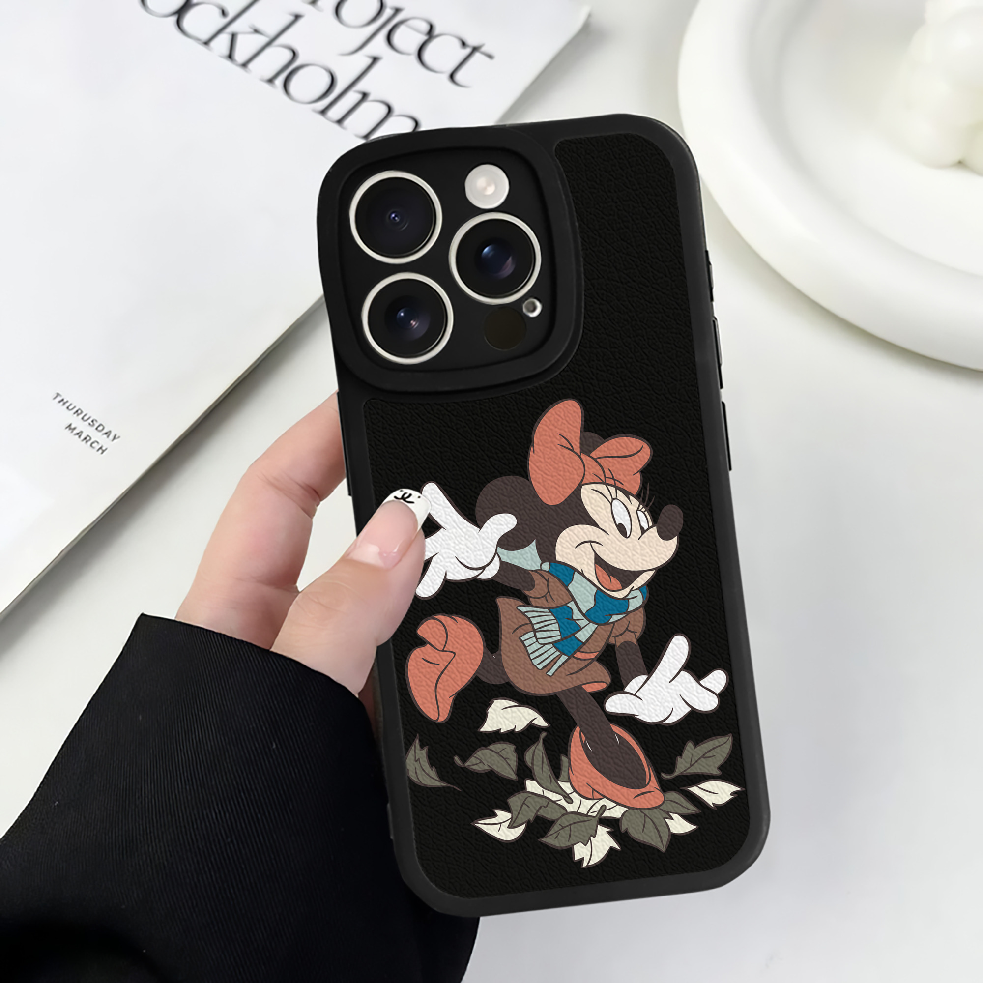 （画像用） ミッキーマウス Mickey Mouse 【iPhone 16シリーズ対応】シリコンスマホケース（レザー調） 材質：シリコン